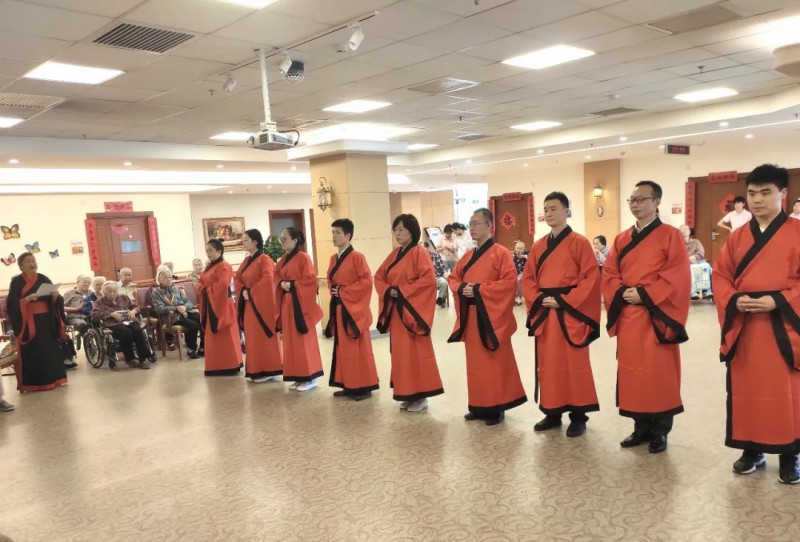 银发配汉服!教师节不一样的礼遇