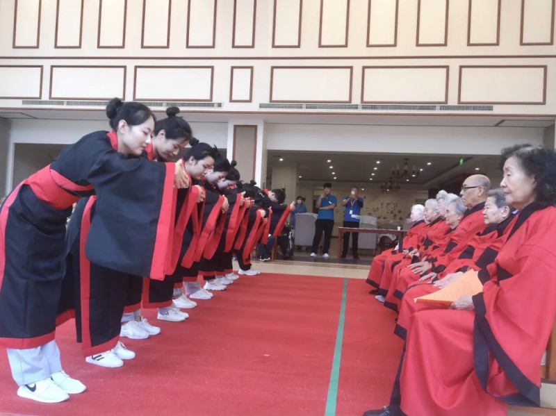 银发配汉服!教师节不一样的礼遇