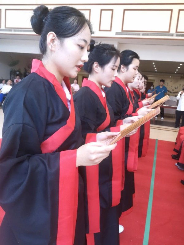 银发配汉服!教师节不一样的礼遇
