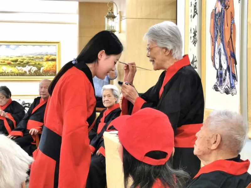 银发配汉服!教师节不一样的礼遇