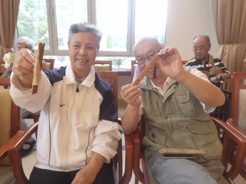 银发配汉服!教师节不一样的礼遇