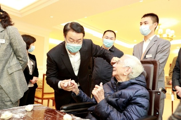 重庆市领导走访椿萱茂，重阳节敬老慰问暖人心