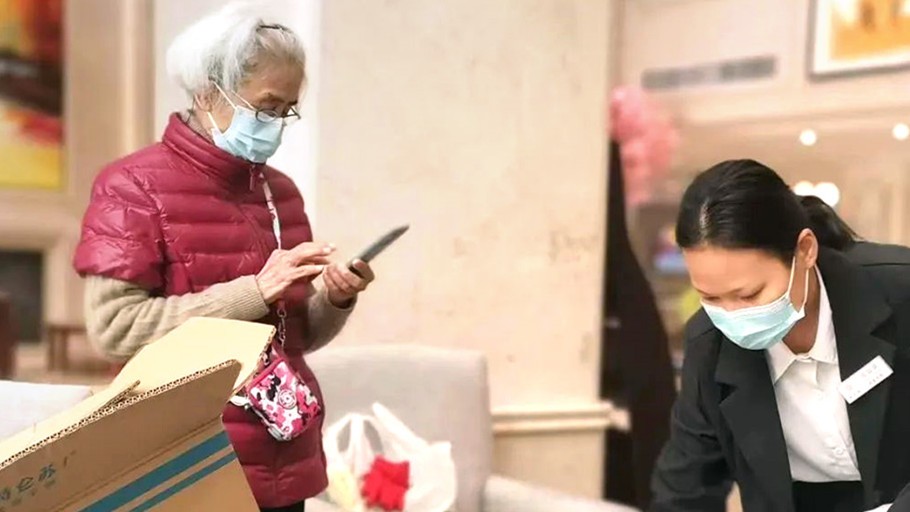 特写 | 在上海，与66位老人的53天守望