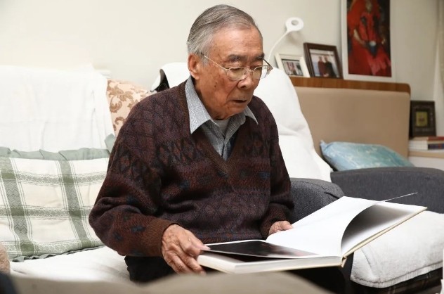 90岁的他在舞台上，依然和广阔的世界过招