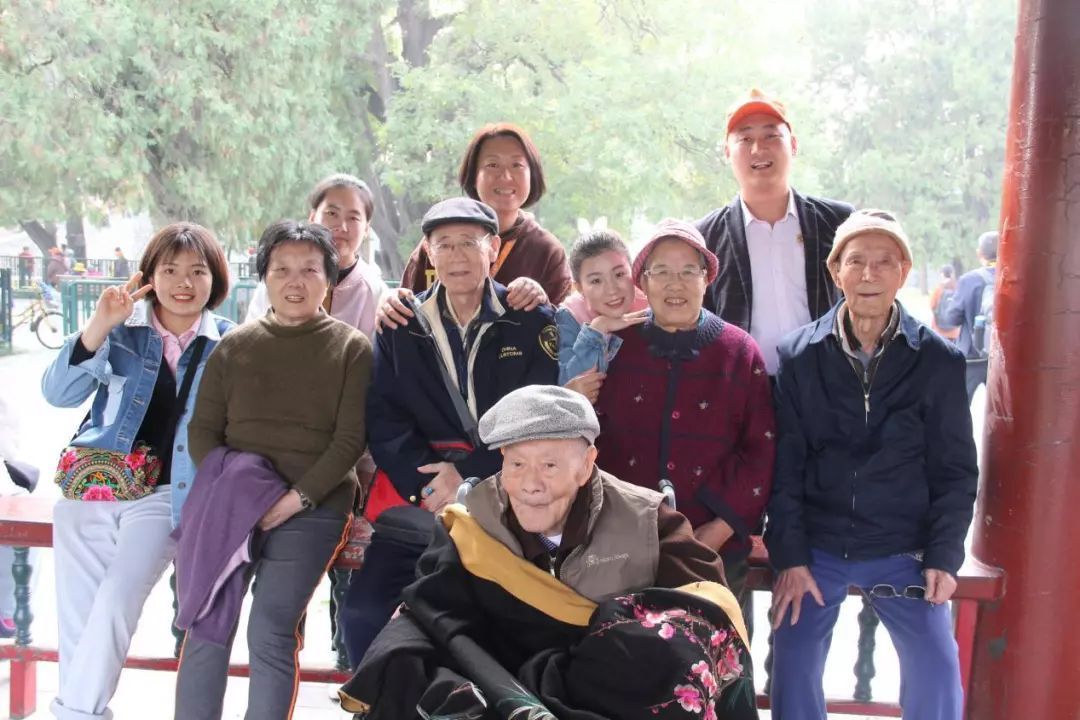 椿萱茂长辈携手游天坛，乐享生活每一天