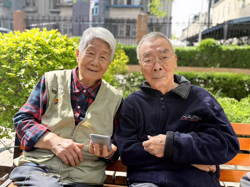 “这里比家更懂如何爱我们”——闻立鹏夫妇在椿萱茂的七年：当照护成为守护-养老院